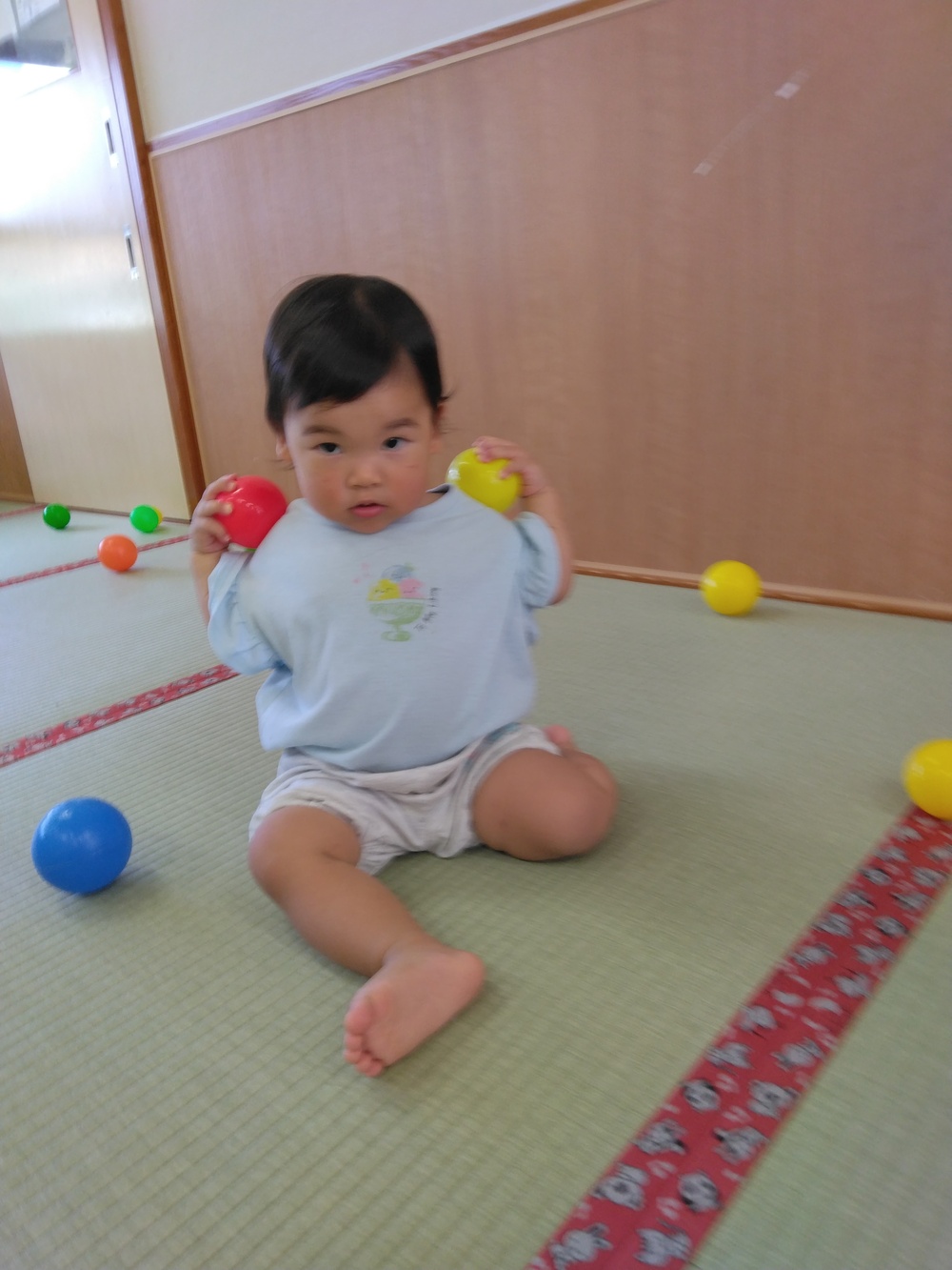 ボールで遊ぶ子ども