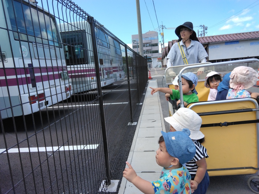 バスを見る子ども