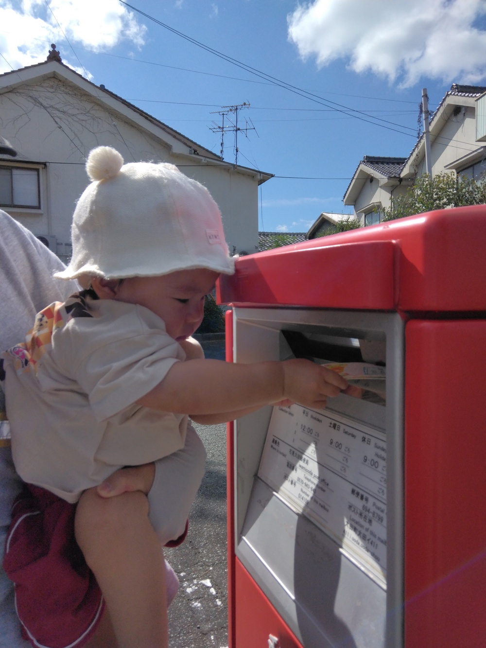 ポストにハガキをれる子ども⑴