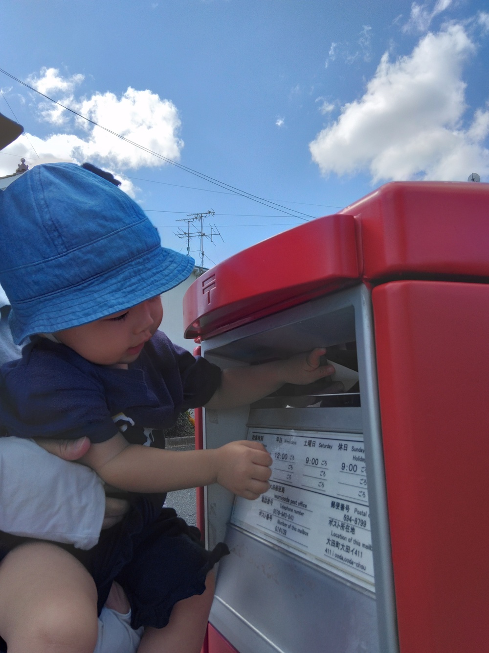 ポストにハガキを入れる子ども⑵