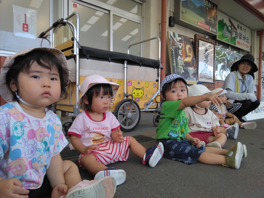 電車を見る子ども⑴