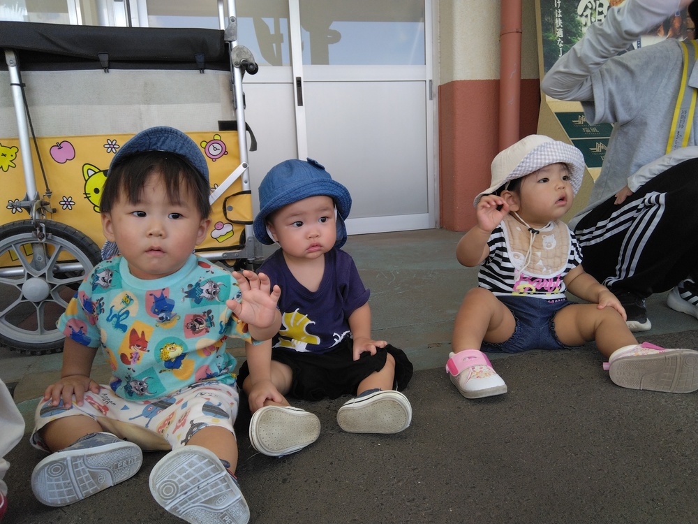 電車を見る子ども⑵