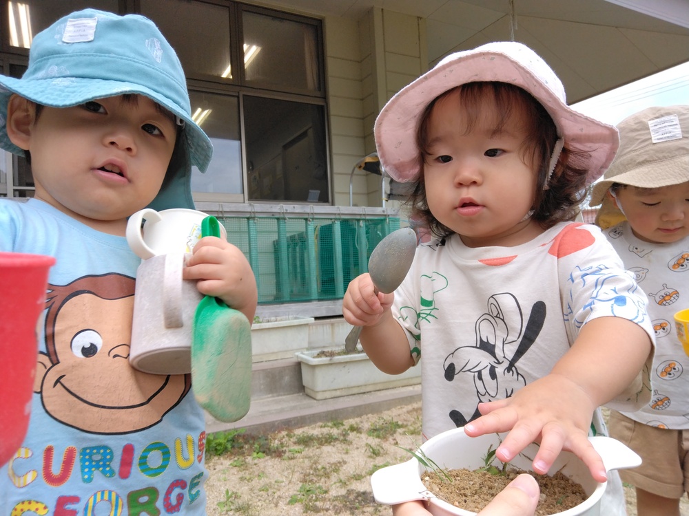 園庭で遊ぶ子ども (1)
