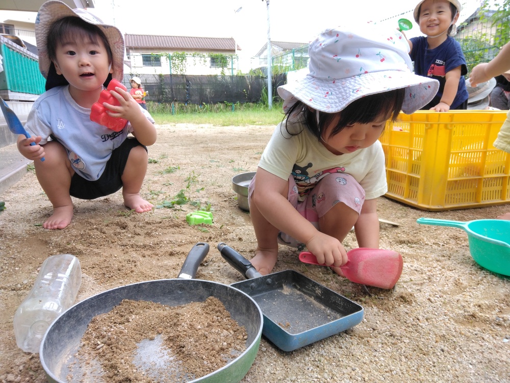 園庭で遊ぶ子ども (4)