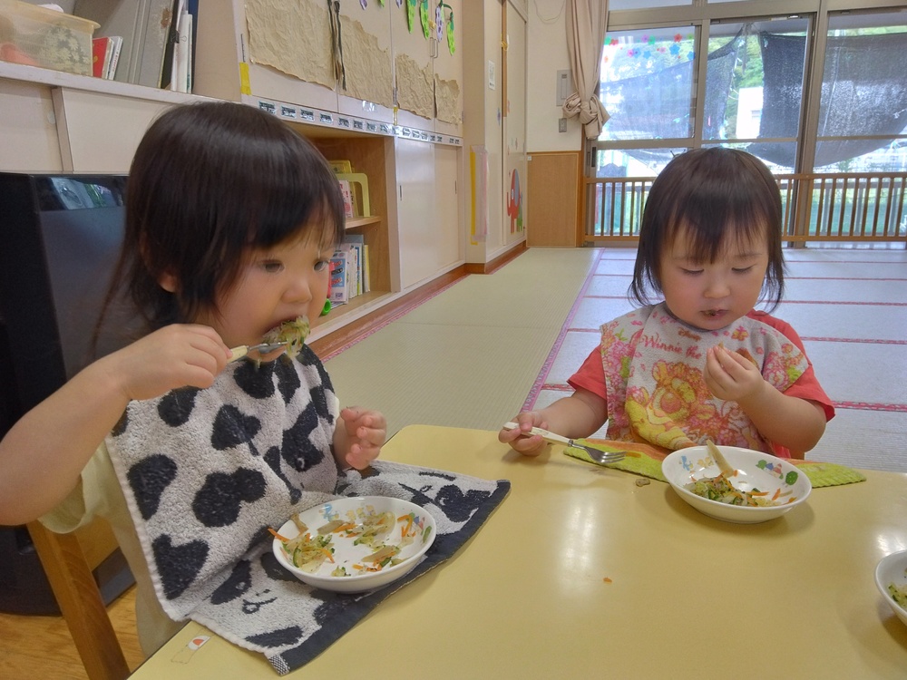 給食を食べる子ども