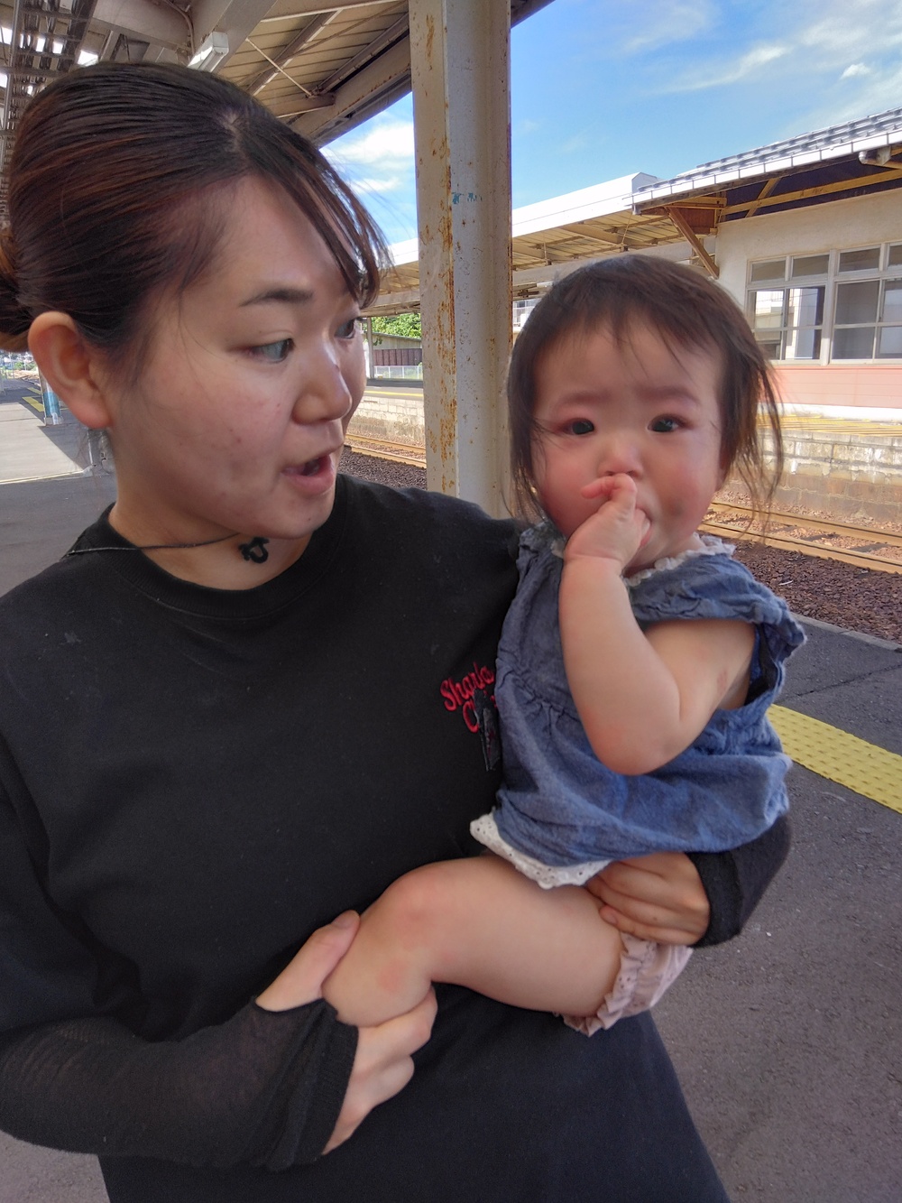 抱っこされる子ども