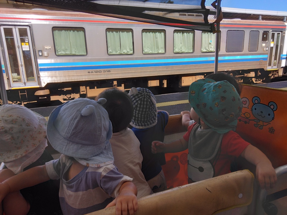 汽車を見る子ども