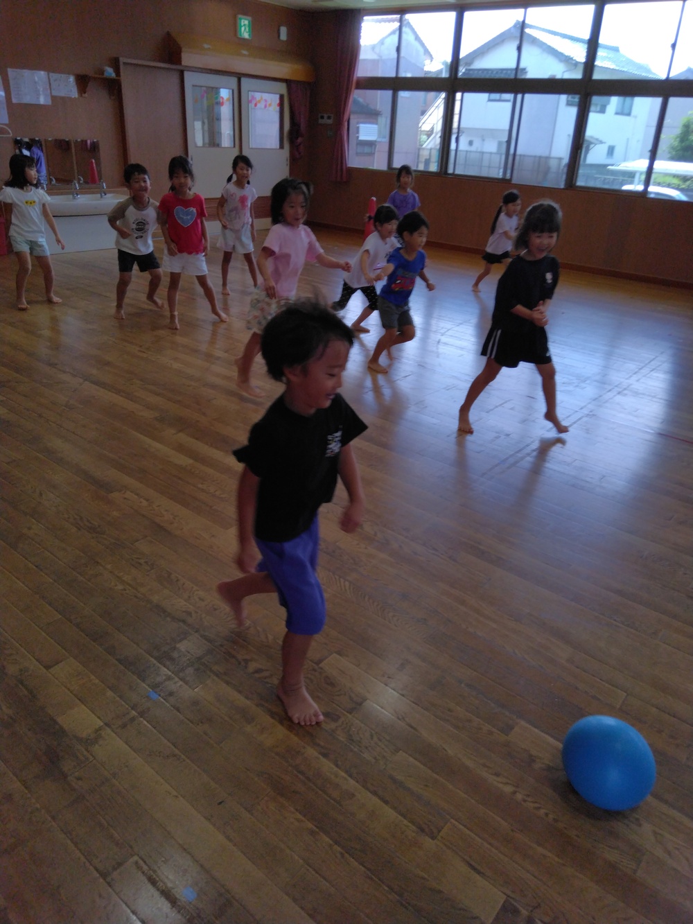 遊戯室で遊ぶ様子3