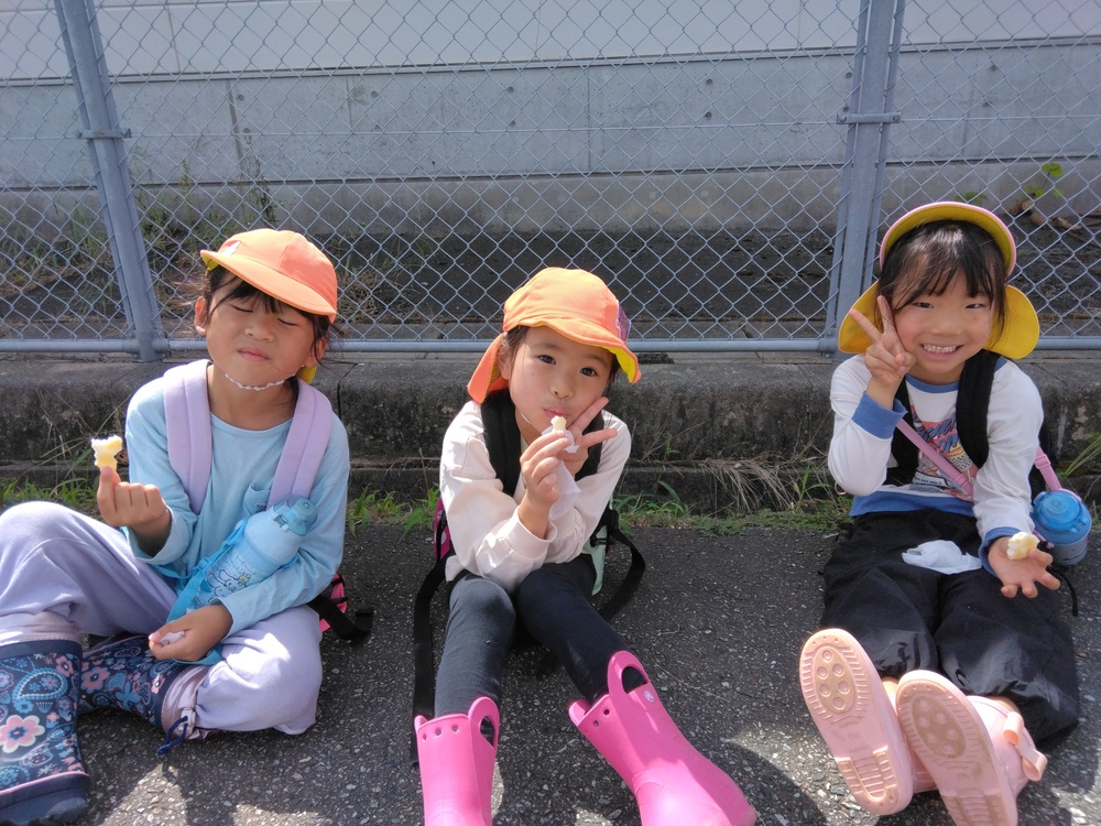 お菓子を食べている様子２