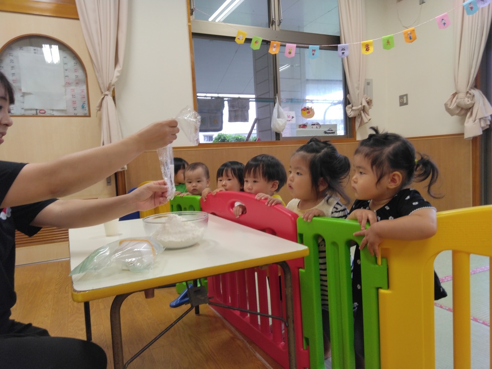 小麦粉粘土を楽しむ子ども (1)