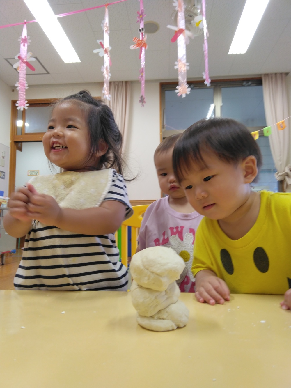 小麦粉粘土を楽しむ子ども (3)
