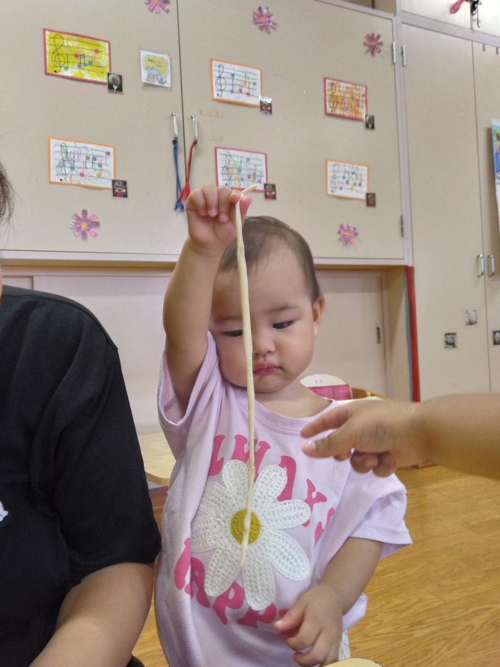 小麦粉粘土を楽しむ子ども (4)