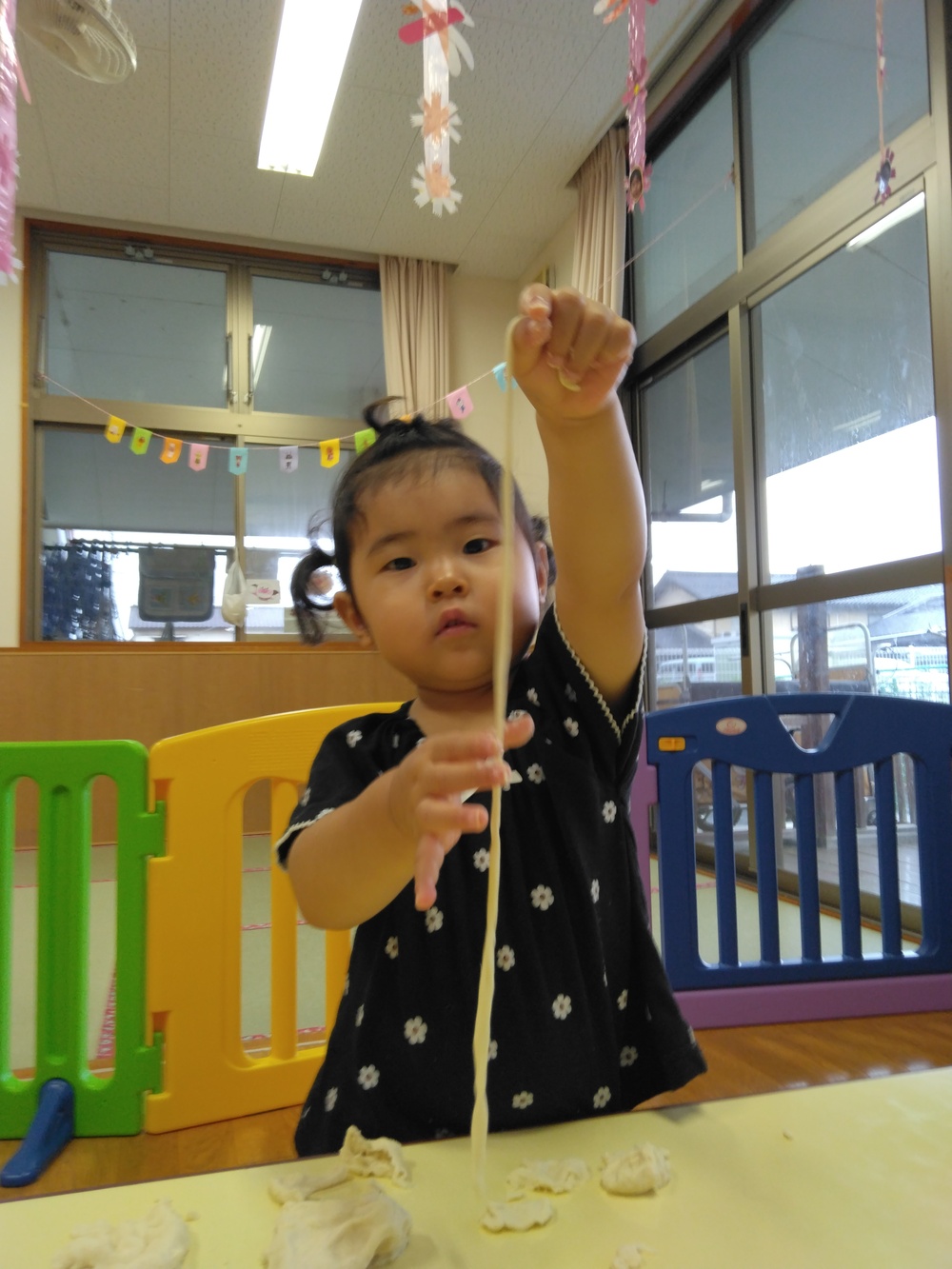 小麦粉粘土を楽しむ子ども (5)