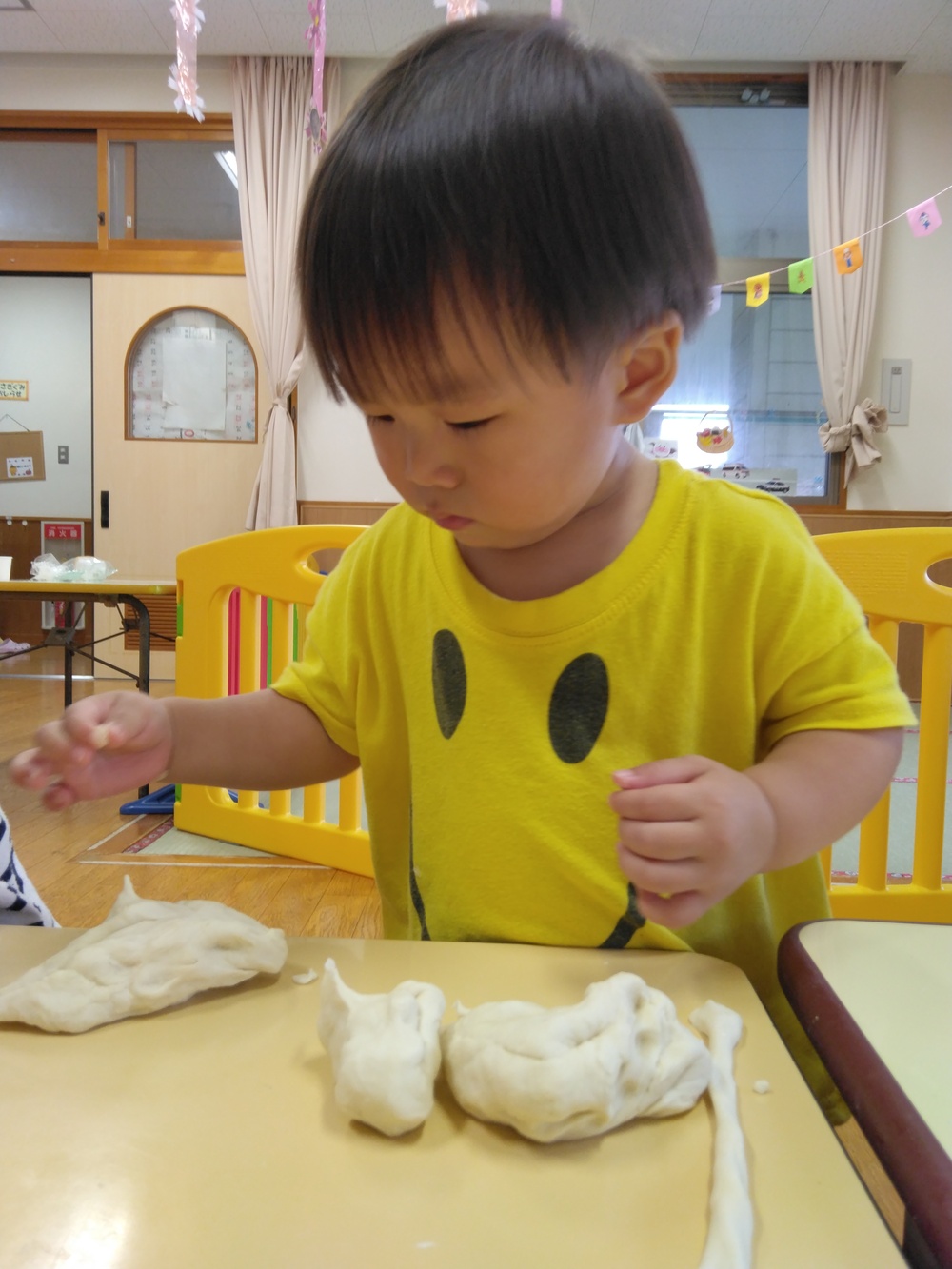 小麦粉粘土を楽しむ子ども (6)
