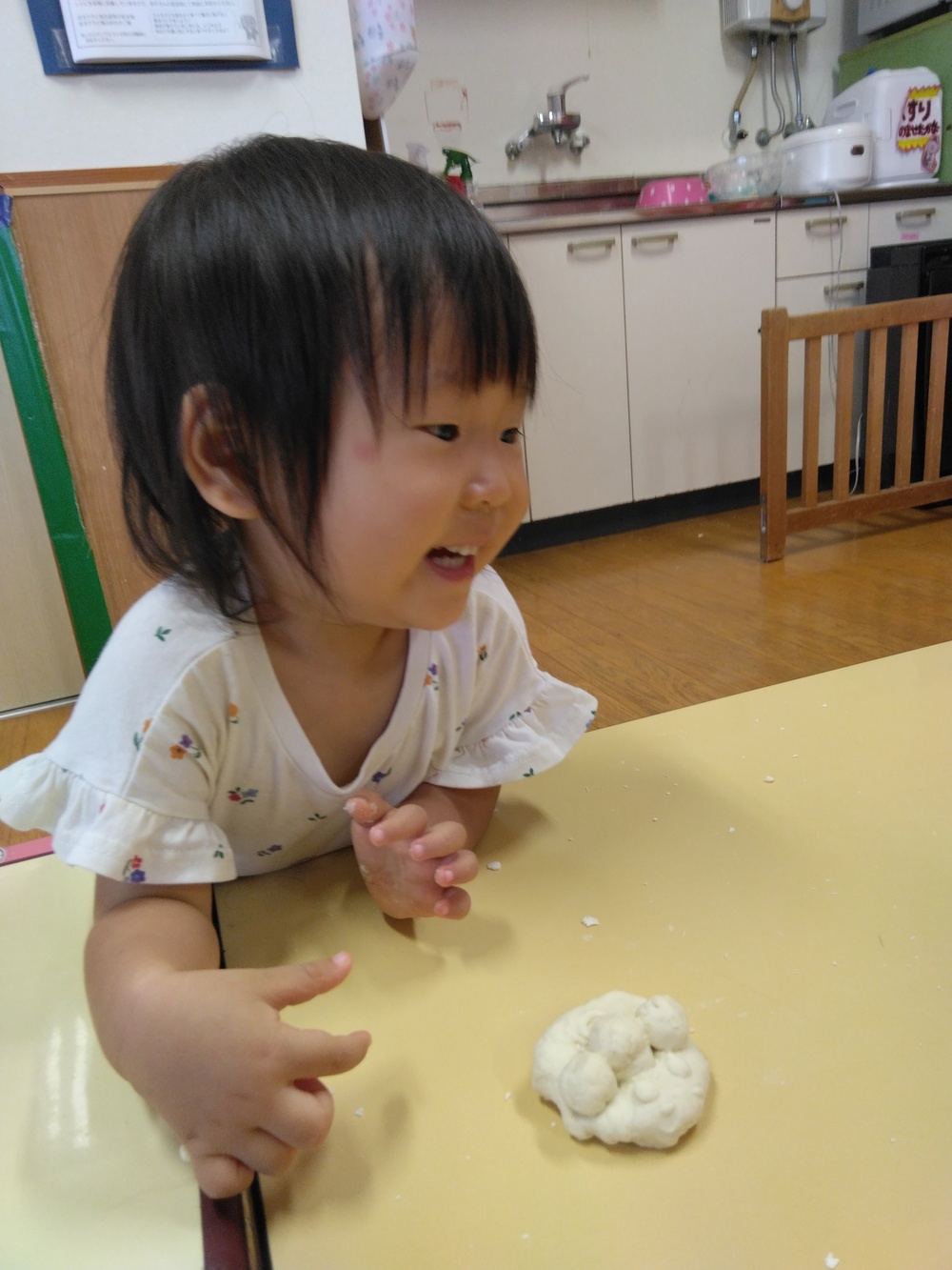 小麦粉粘土を楽しむ子ども７