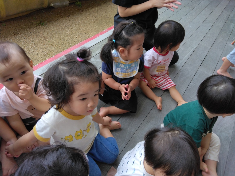 リハーサルを見る子ども (1)