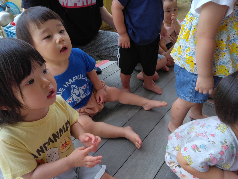 リハーサルを見る子ども (2)