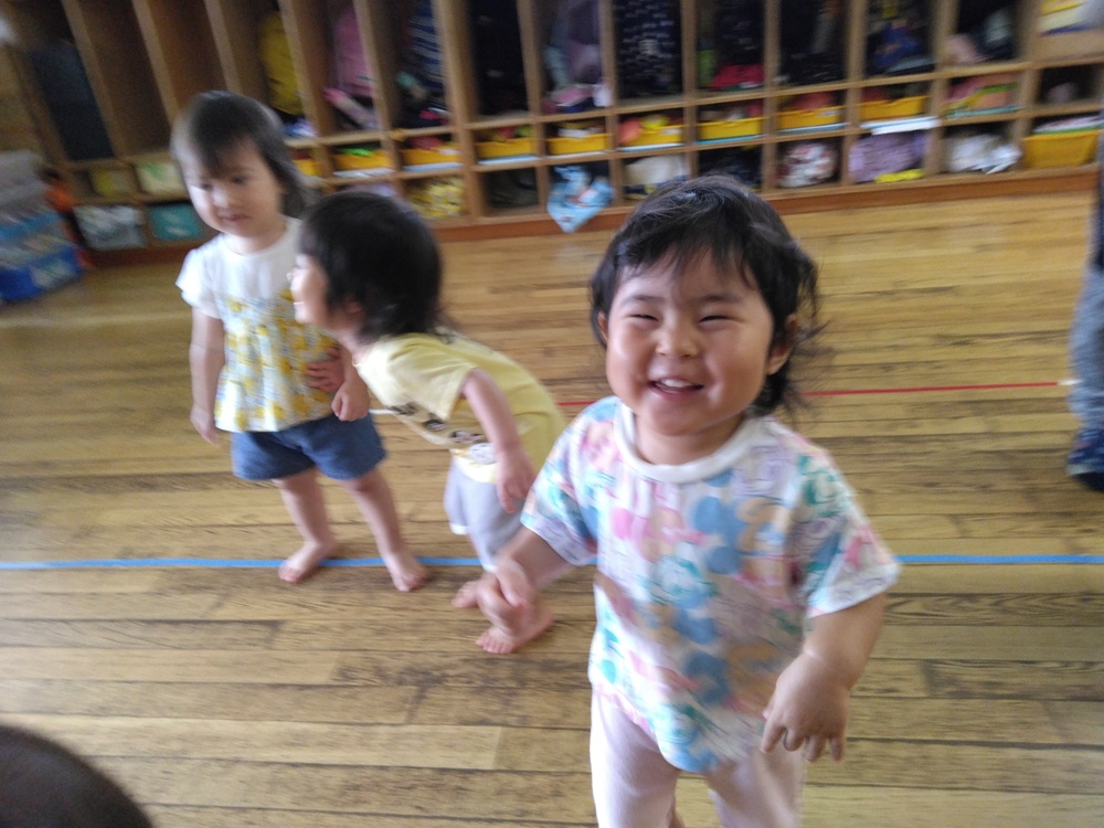 園内を歩く子ども (1)