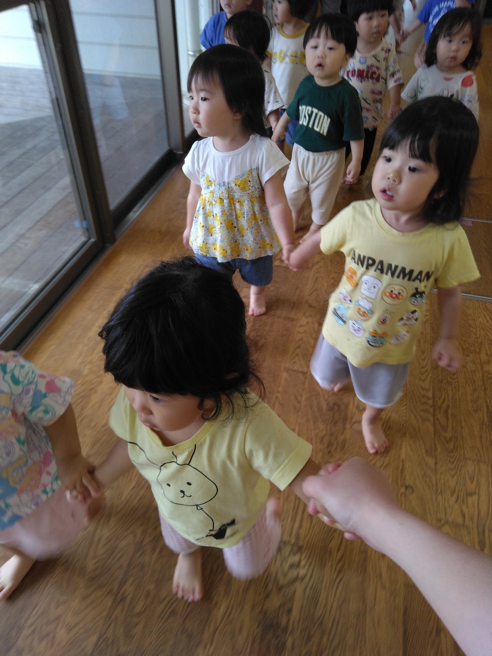 園内を歩く子ども (2)