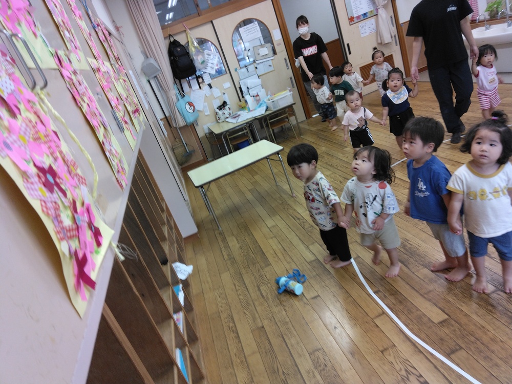 園内を歩く子ども (3)