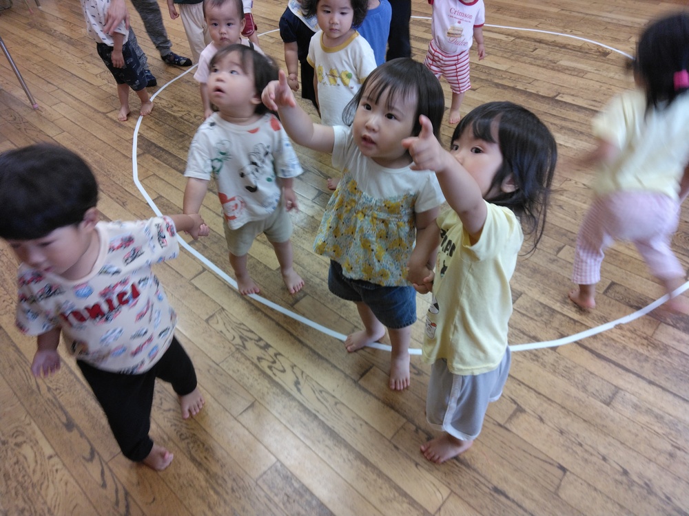 園内を歩く子ども (4)