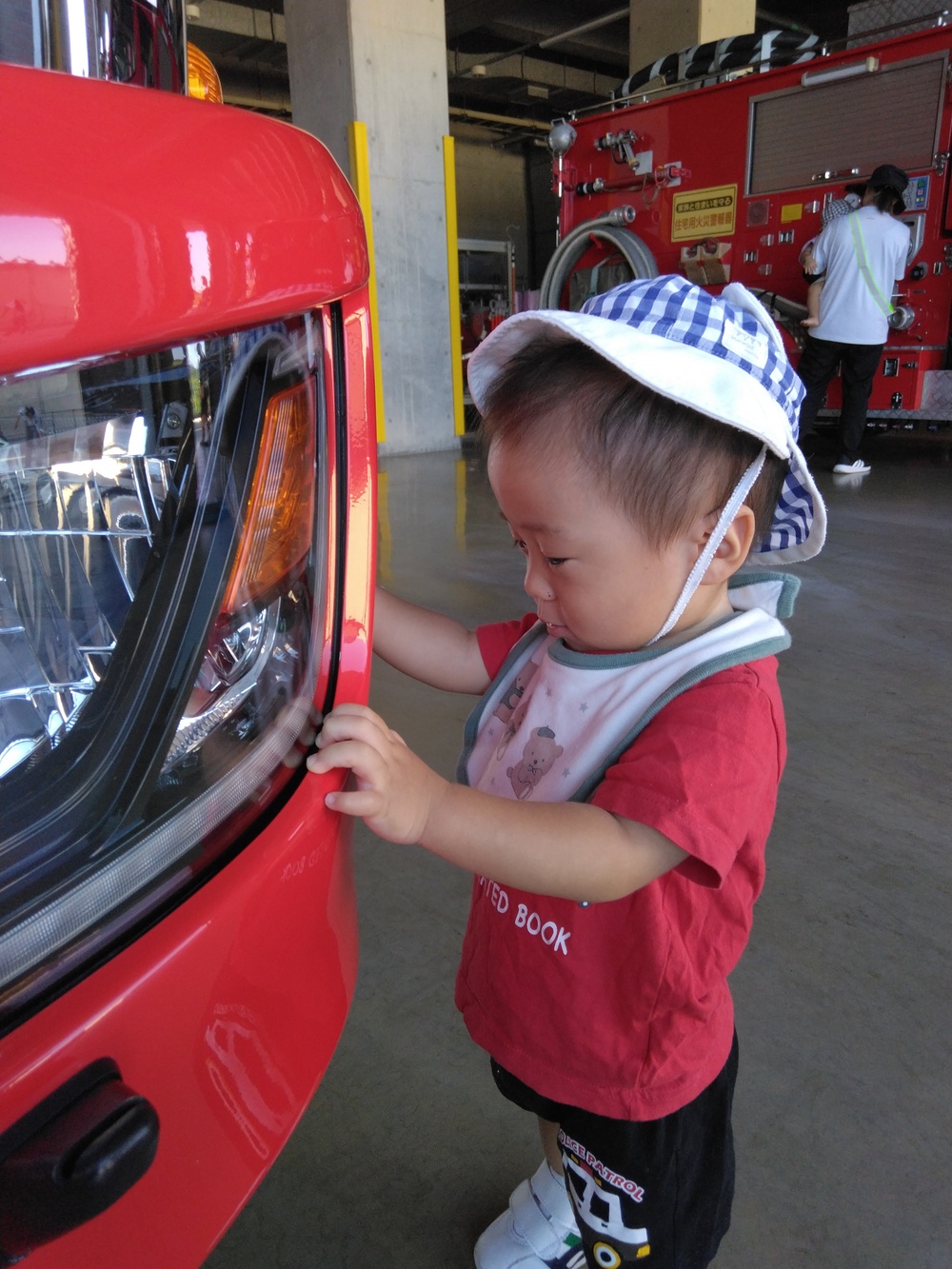 消防車と子ども２