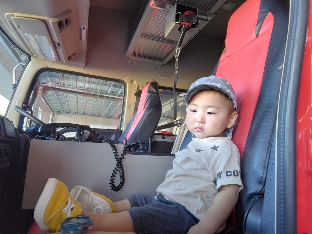消防車に乗る子ども