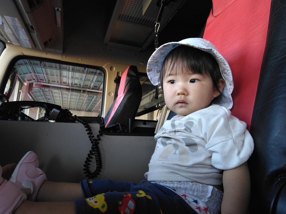 消防車に乗る子ども ２