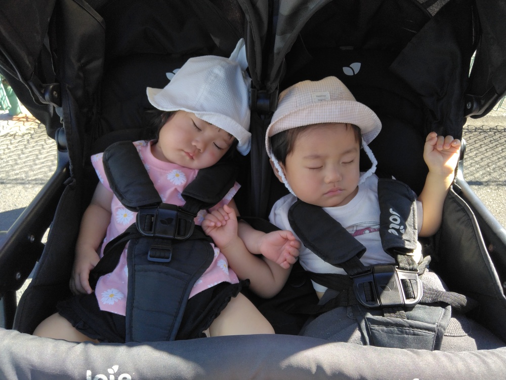 ベビーカーで眠る子ども