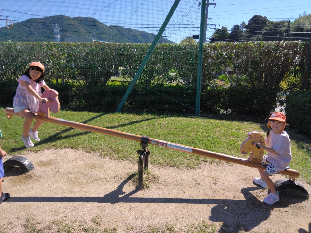 遊具で遊ぶ様子