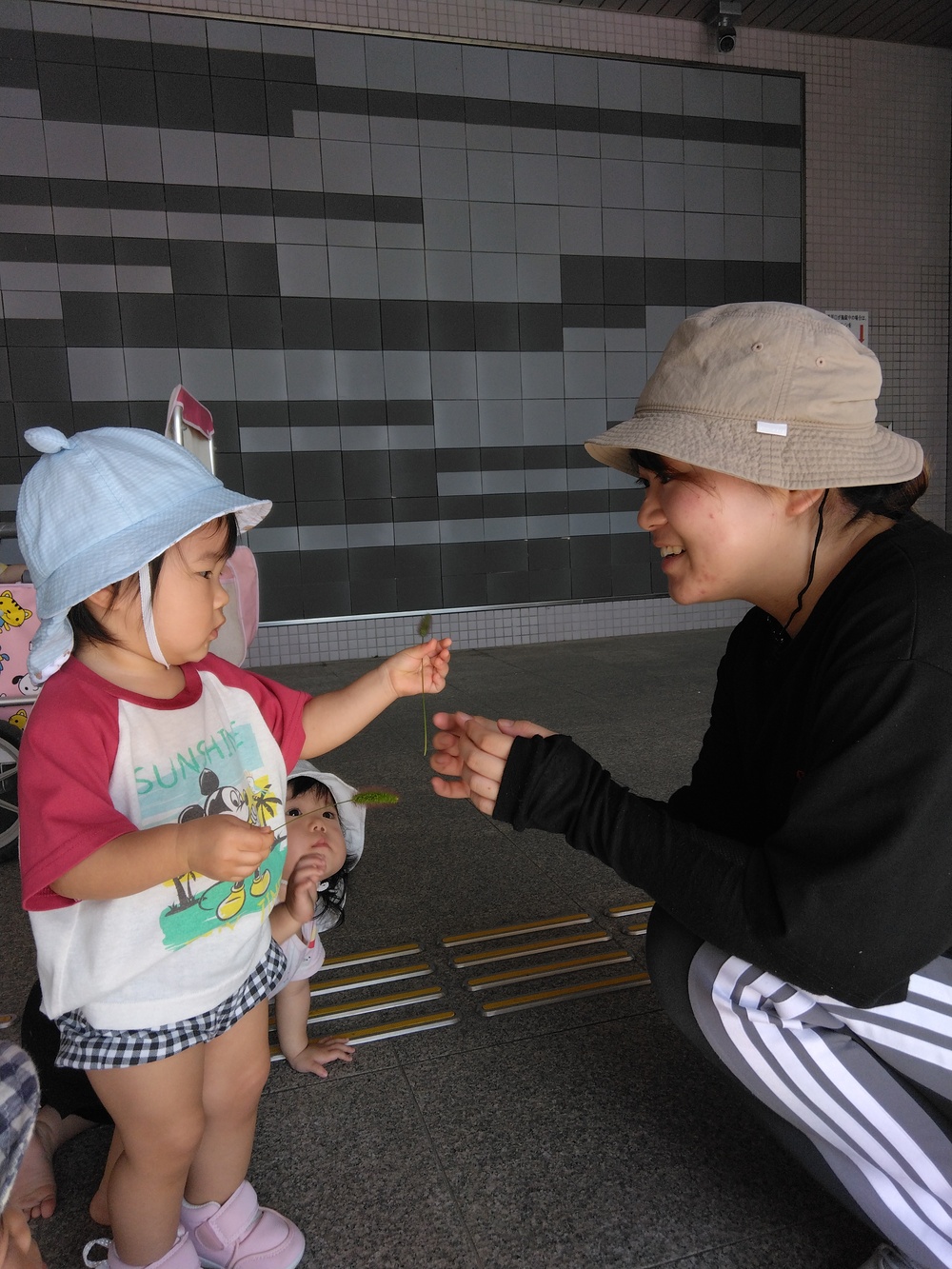 散歩中に遊ぶ子ども