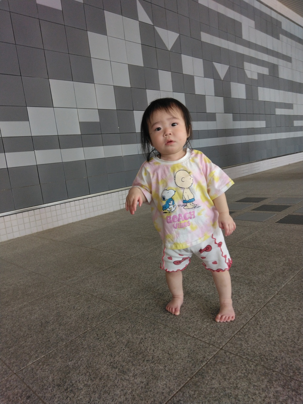 散歩中に遊ぶ子ども