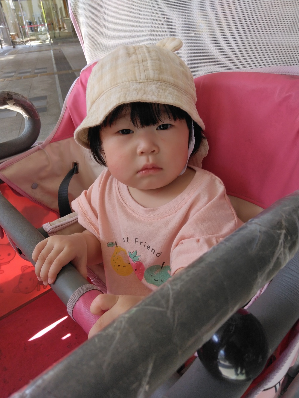 散歩中に遊ぶ子ども