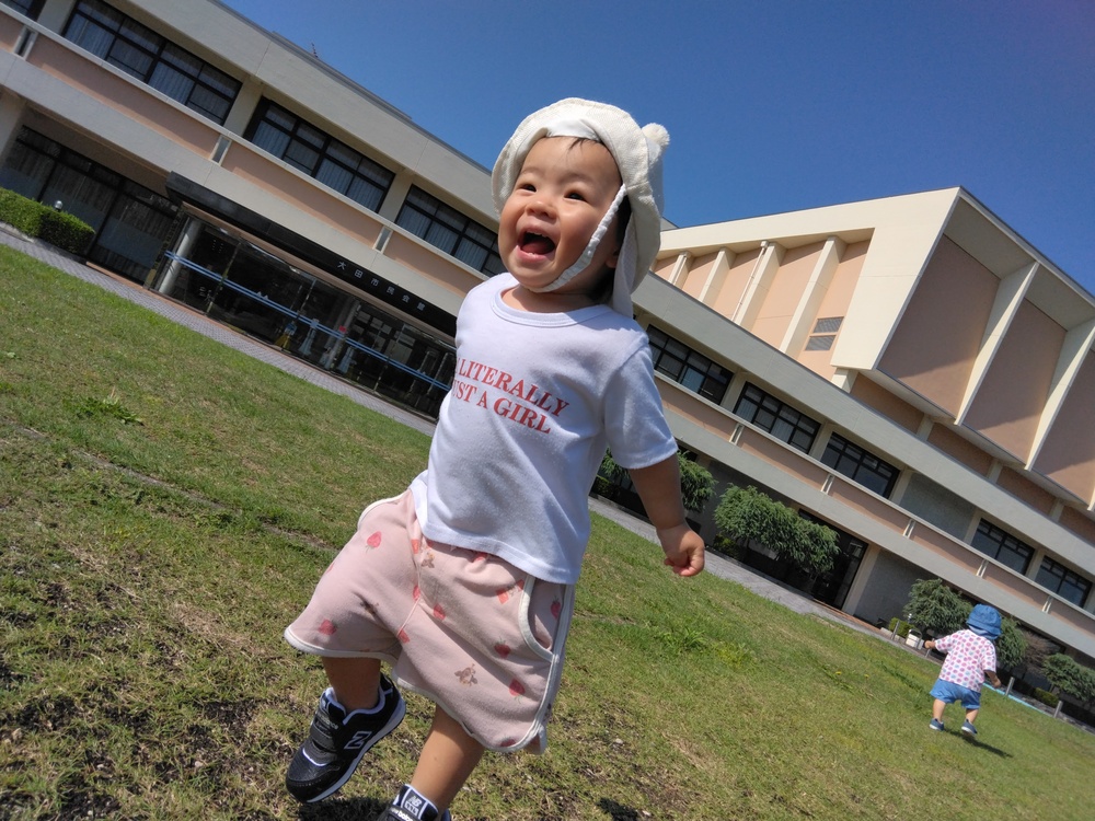 市民会館で遊ぶ子ども (1)
