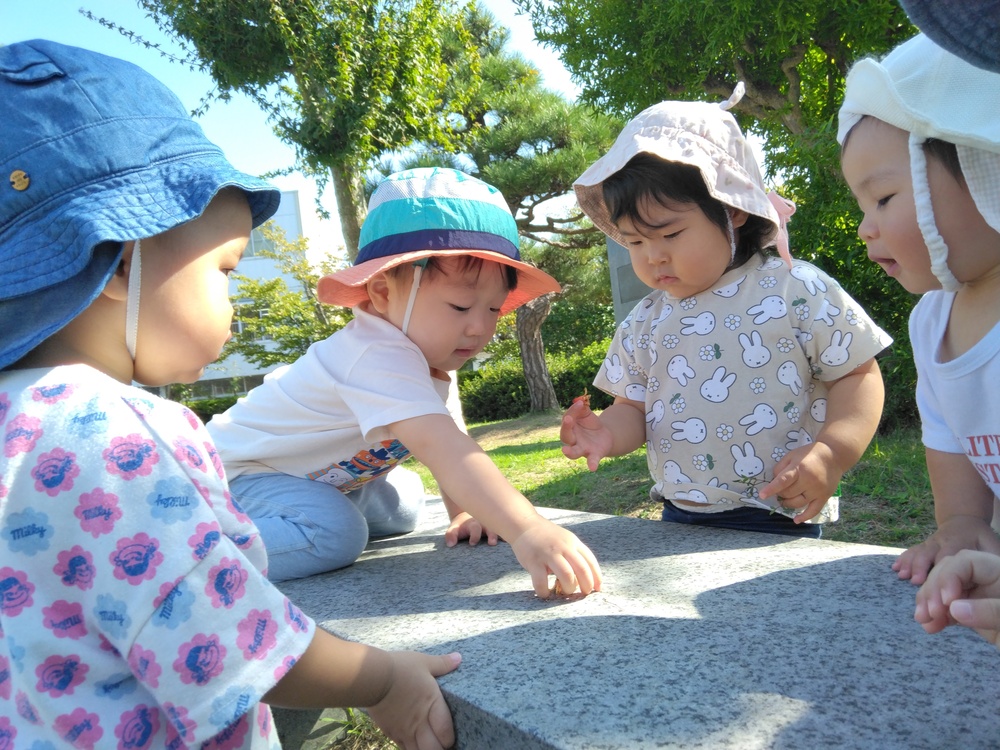 市民会館で遊ぶ子ども (2)