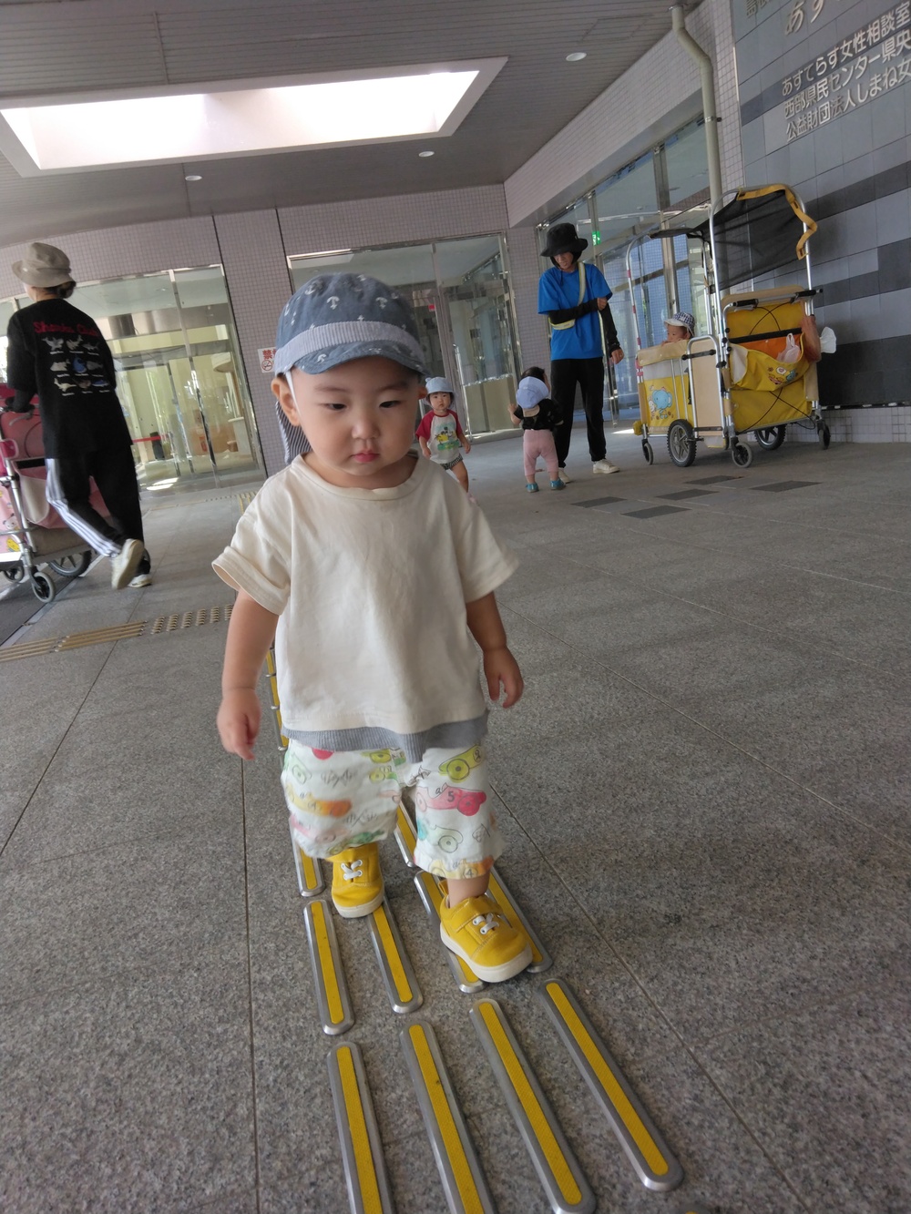 散歩中に遊ぶ子ども