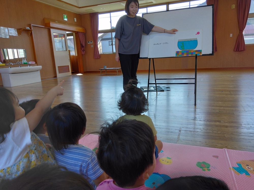大型絵本を見る様子 (2)