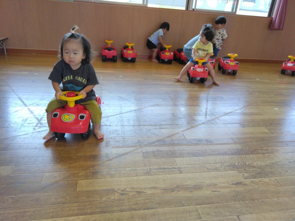遊戯室で遊ぶ様子 (3)