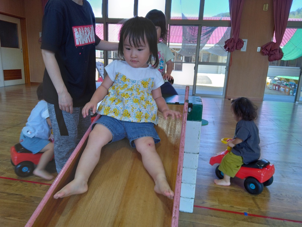遊戯室で遊ぶ様子 (4)