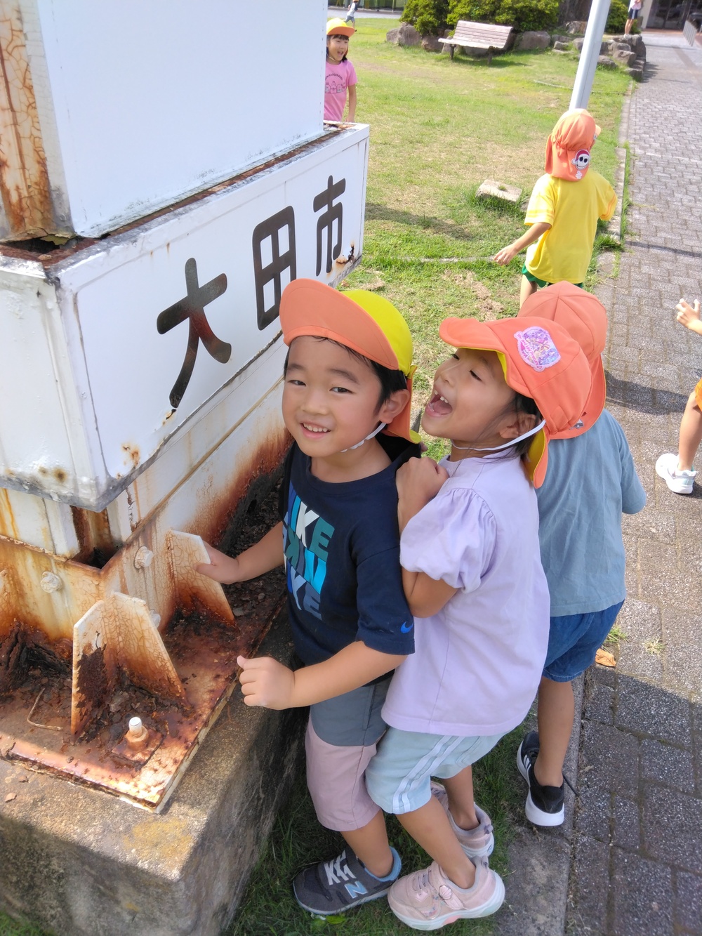 かくれんぼをしている様子