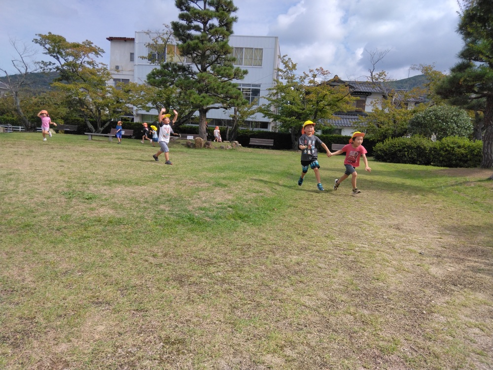 鬼ごっこをしている様子