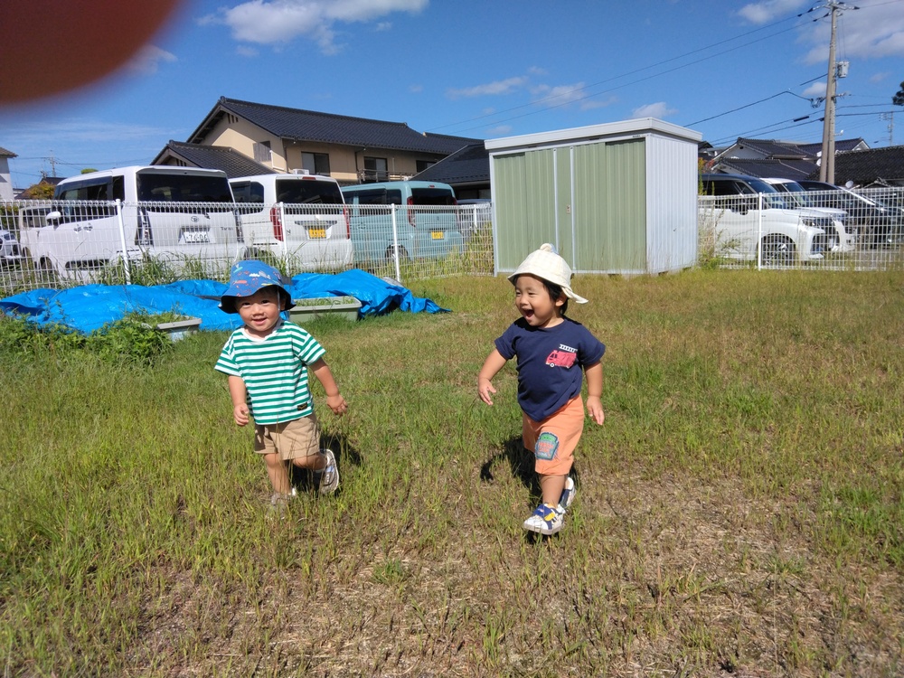 新園庭で遊んでいる様子 (1)