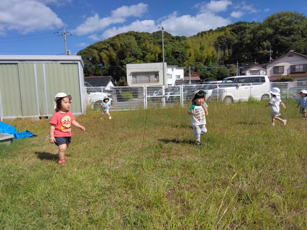 新園庭で遊んでいる様子 (5)