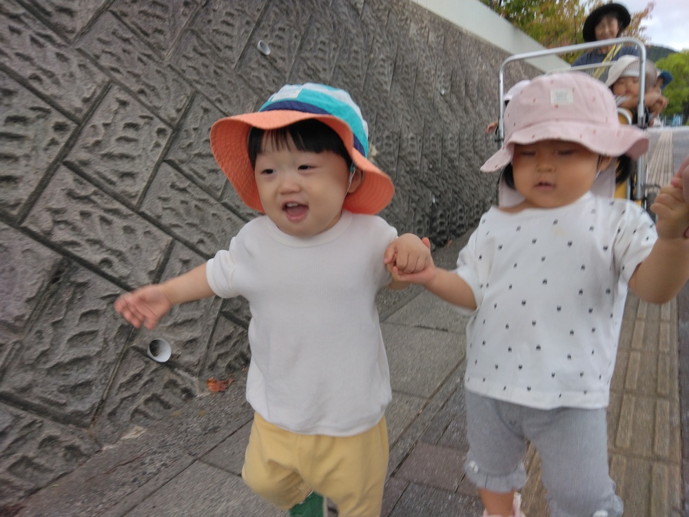 道中を歩く子ども⑴
