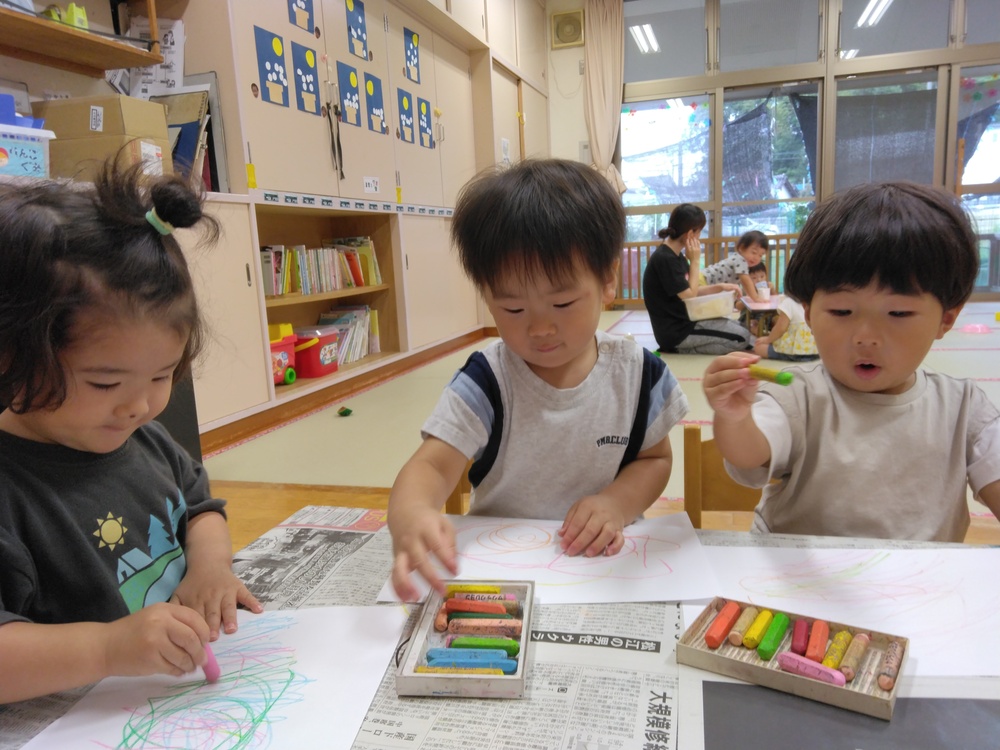 お絵描きをする子ども (1)