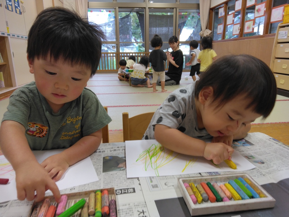 お絵描きをする子ども (2)
