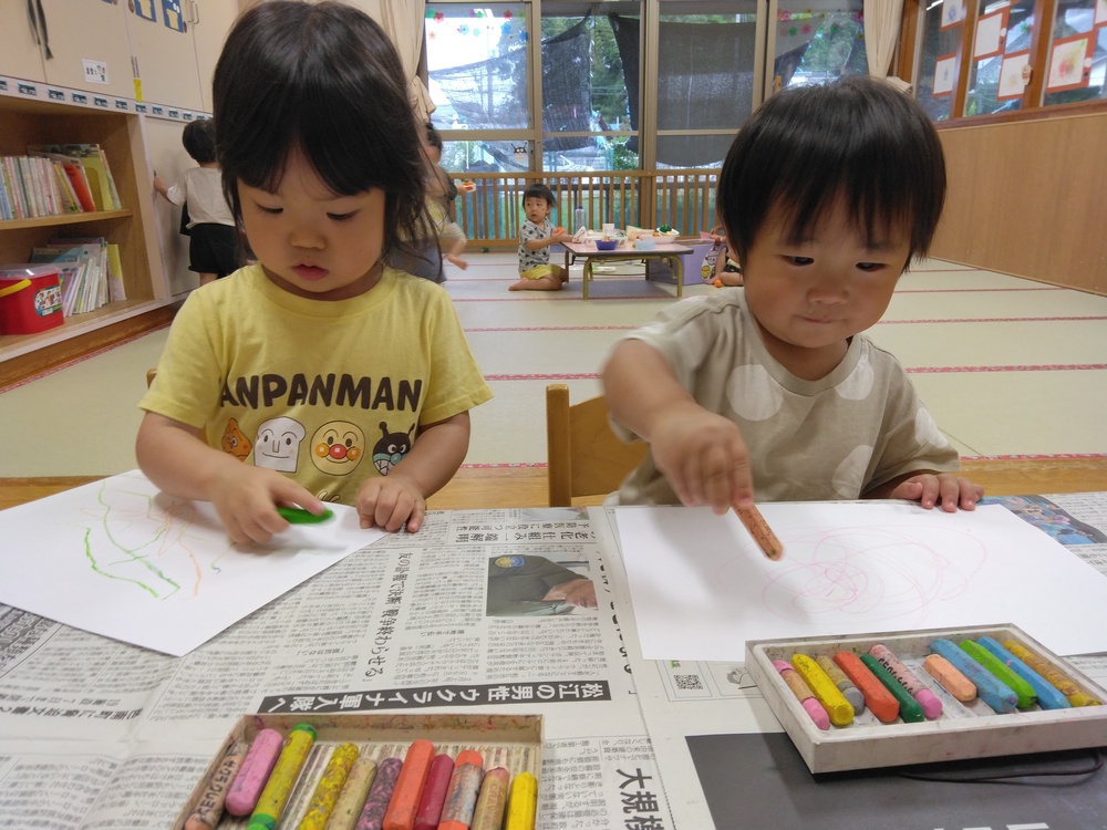 お絵描きをする子ども (3)