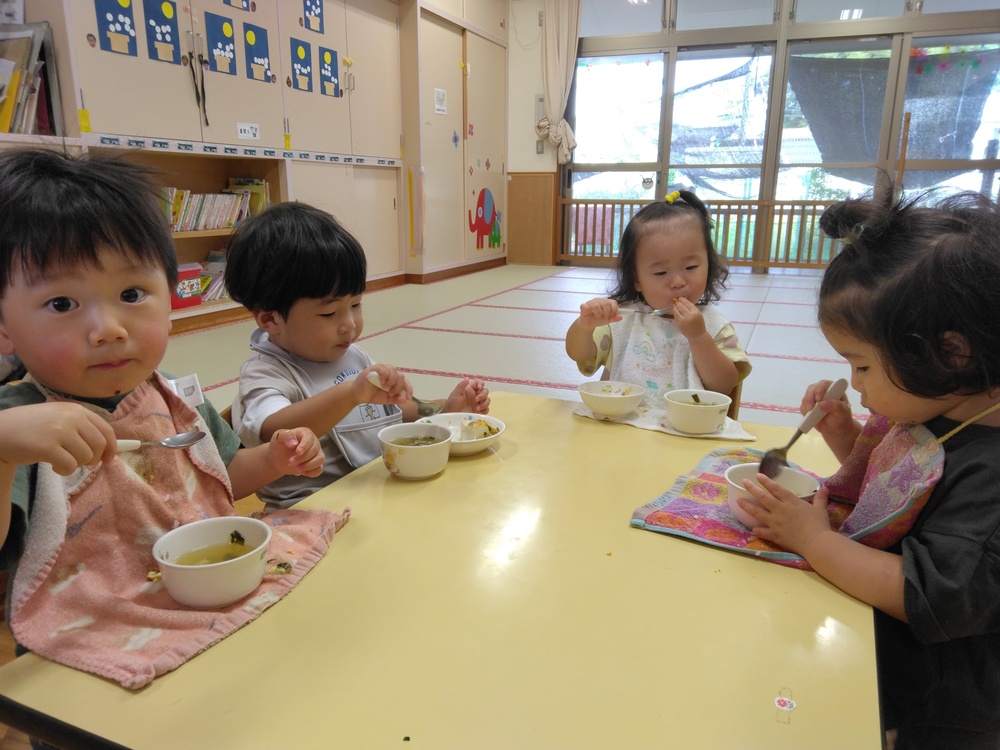 給食を食べる子ども (1)