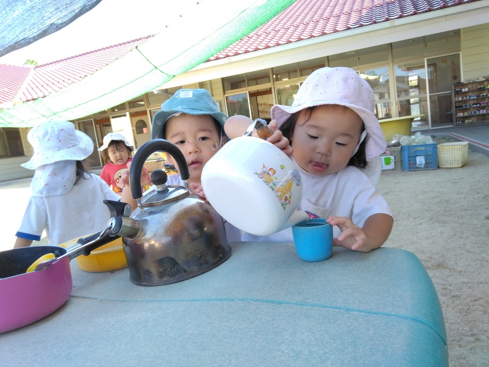 幼児園庭で遊んでいる様子 (1)
