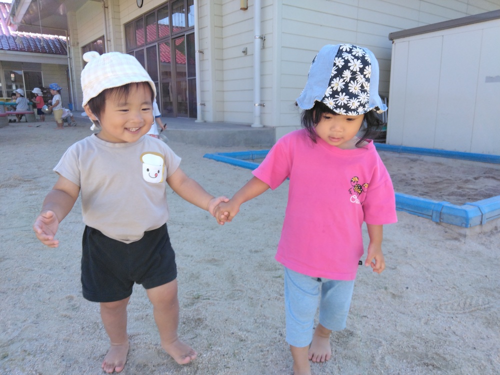 幼児園庭で遊んでいる様子 (2)